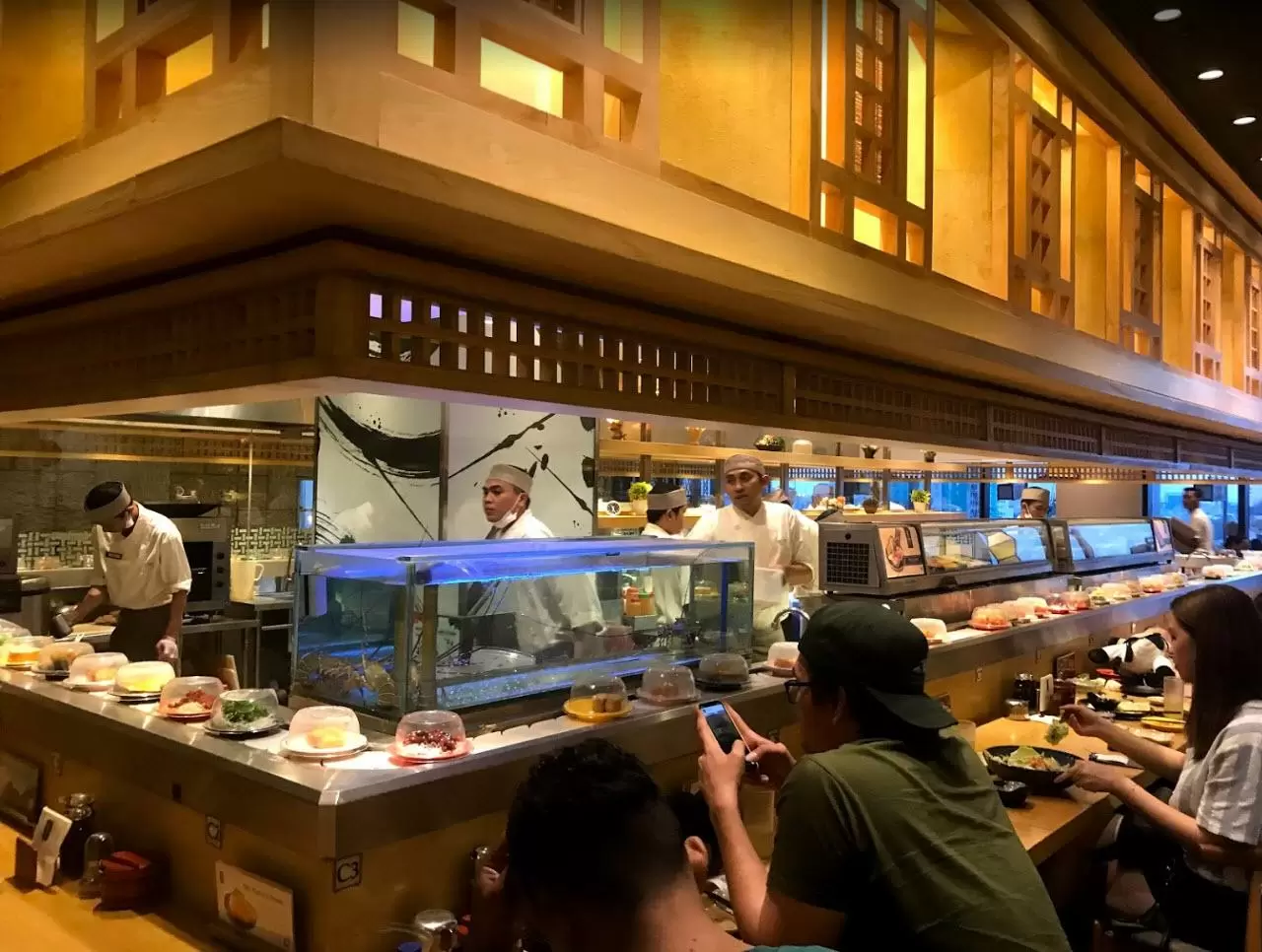 Suasana ruang makan Sushimaru Jakarta Pusat